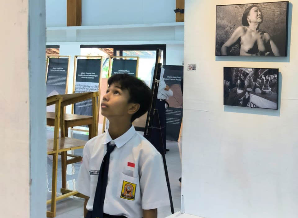 Siswa antusias menyaksikan pameran fotografi budaya di aula terbuka Dikbud Jombang, 30 Maret 2026. Karya Luhur Wahyu Wijaya dan Sofanka menghadirkan Ludruk dan Wayang Topeng Jatiduwur dalam bingkai visual.