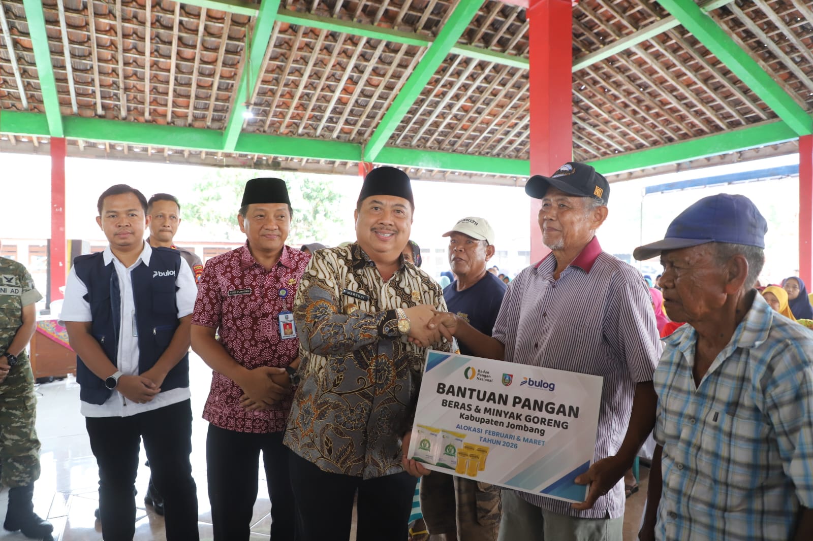 Bupati Warsubi Turun Langsung, Pastikan Bantuan Pangan Tepat Sasaran