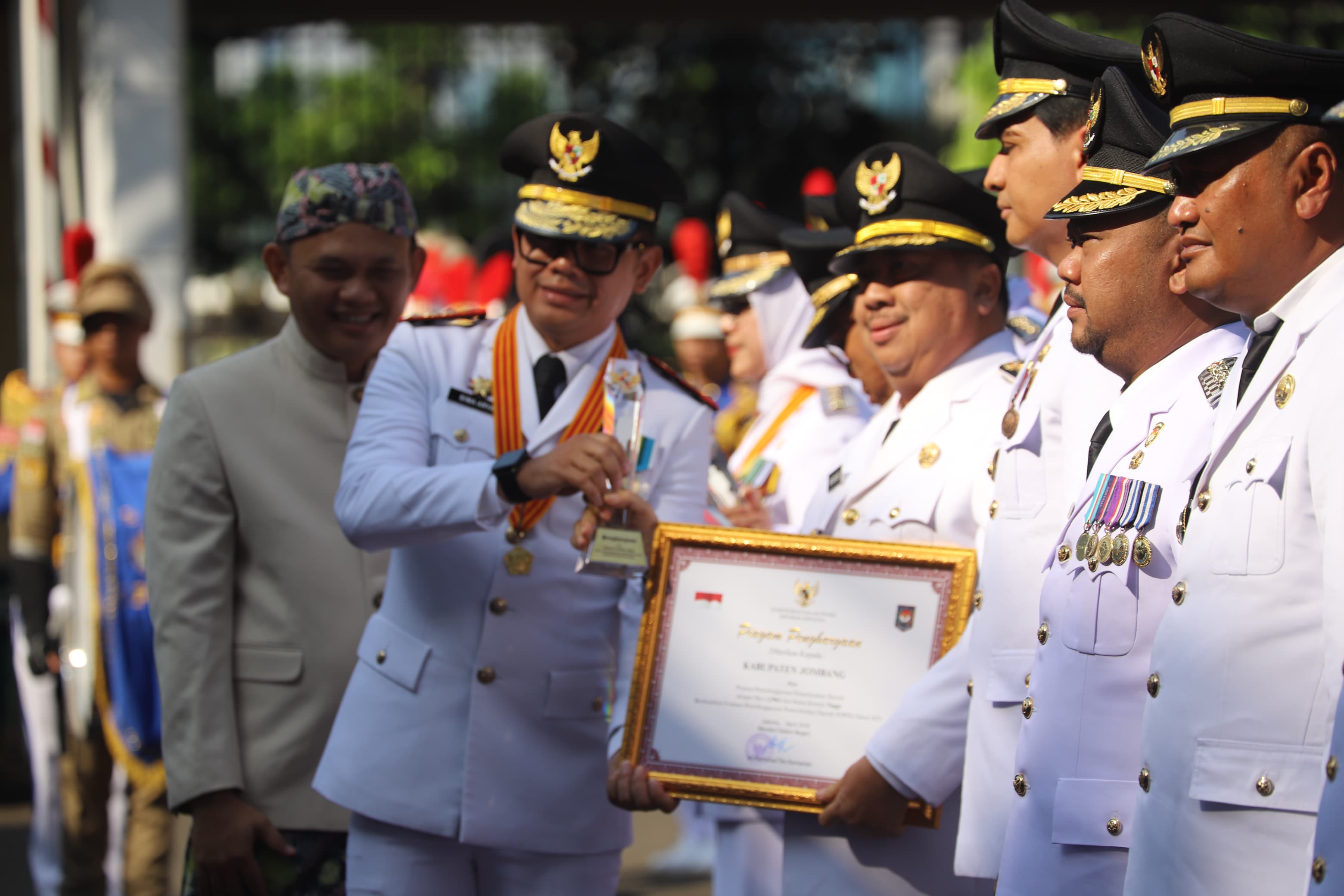 Bupati Warsubi Bawa Jombang Raih Penghargaan Nasional di Peringatan Otonomi Daerah 2026
