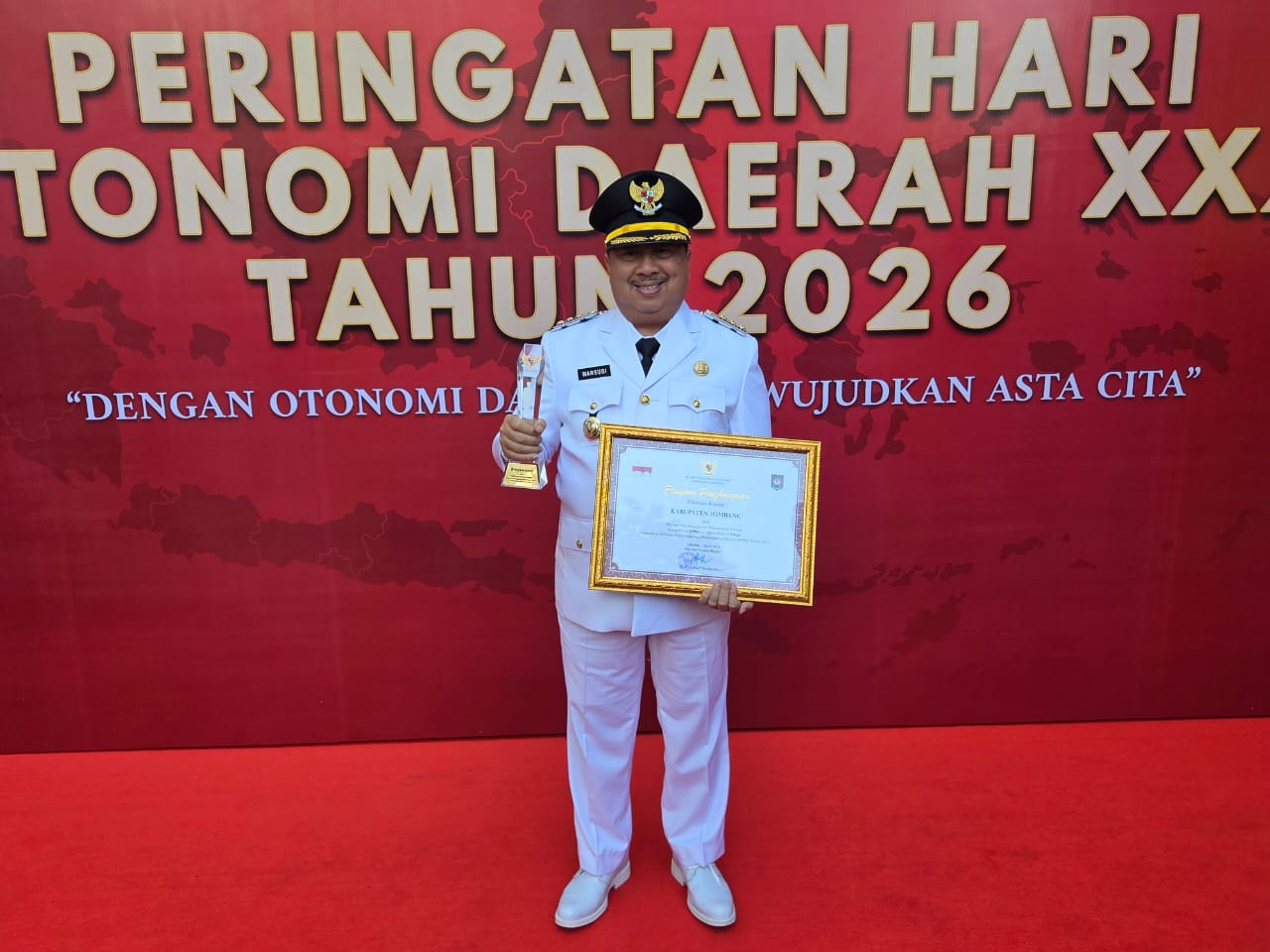 Bupati Warsubi Bawa Jombang Raih Penghargaan Nasional di Peringatan Otonomi Daerah 2026