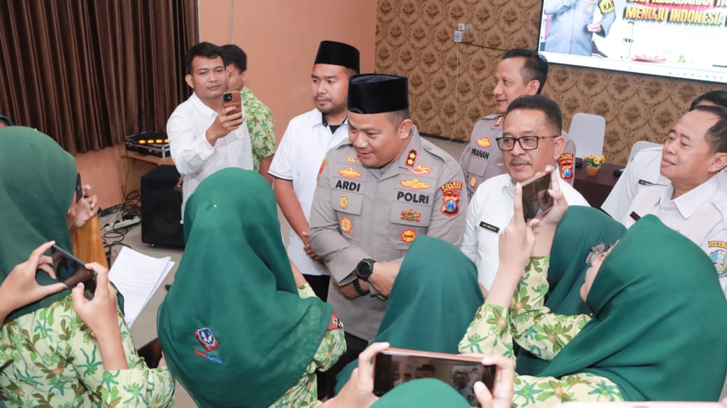Asah Skill Jurnalistik, Siswa SMKN 1 Jombang “Kepung” Kapolres dalam Simulasi Doorstop