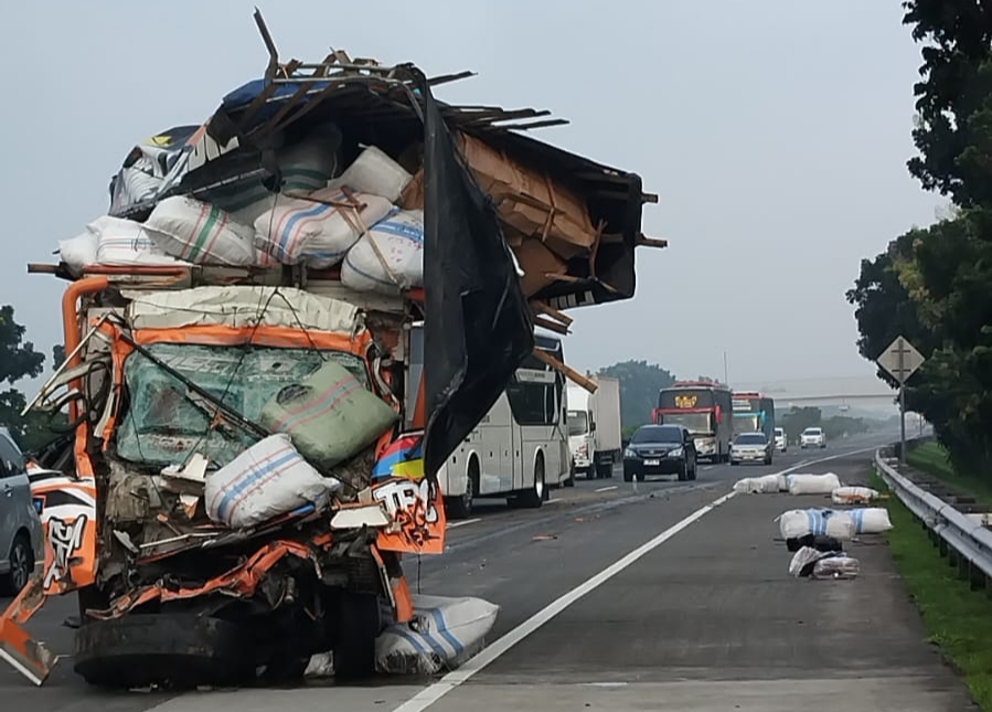 Truk Ekspedisi Hantam Dump Truk di Tol Jombang, Dua Orang Tewas