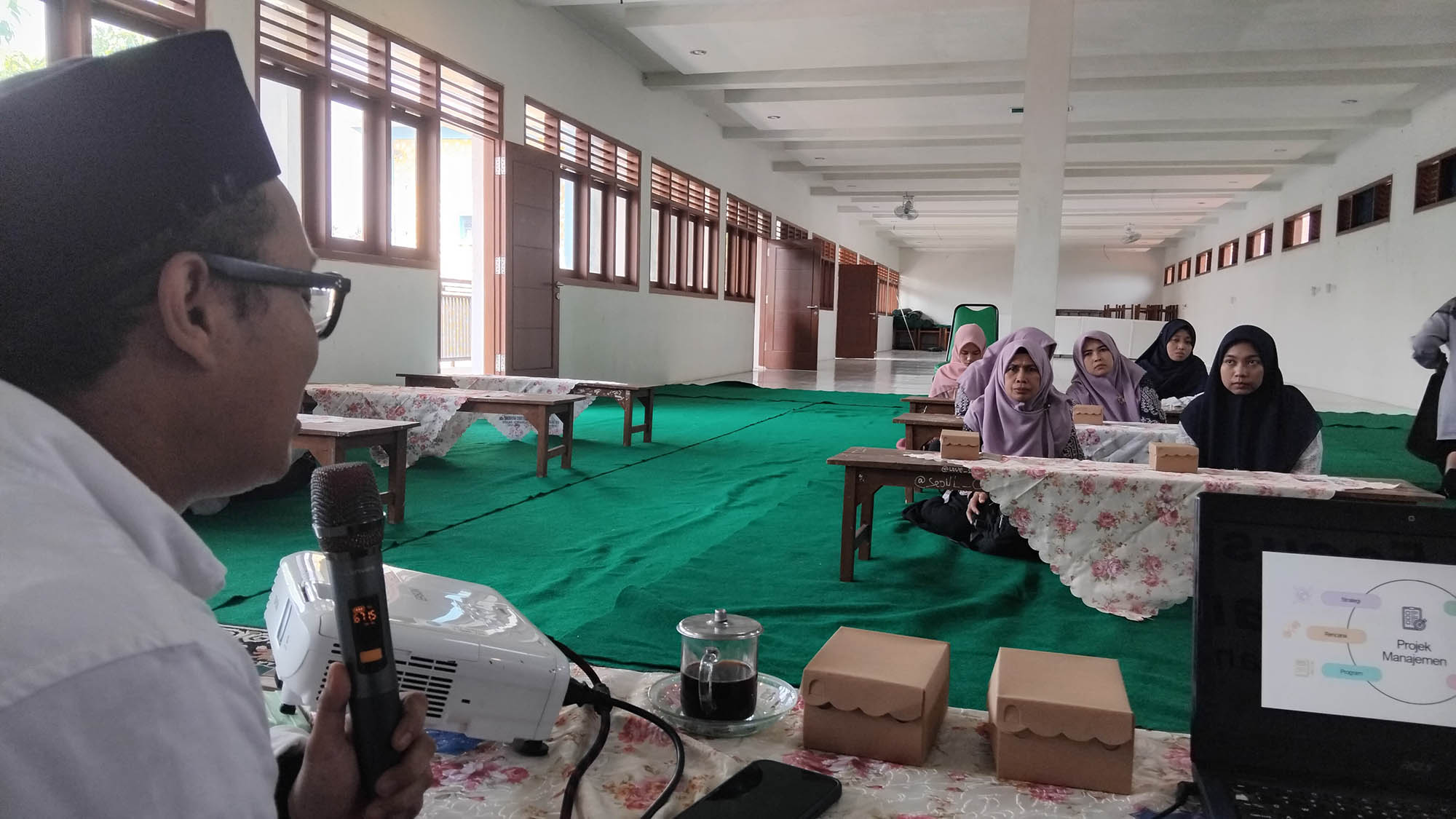 Menyongsong Peradaban: Ponpes Khoiriyah Hasyim Seblak Matangkan Kompetensi dan Potensi Berliterasi Bagi Guru dan Santri