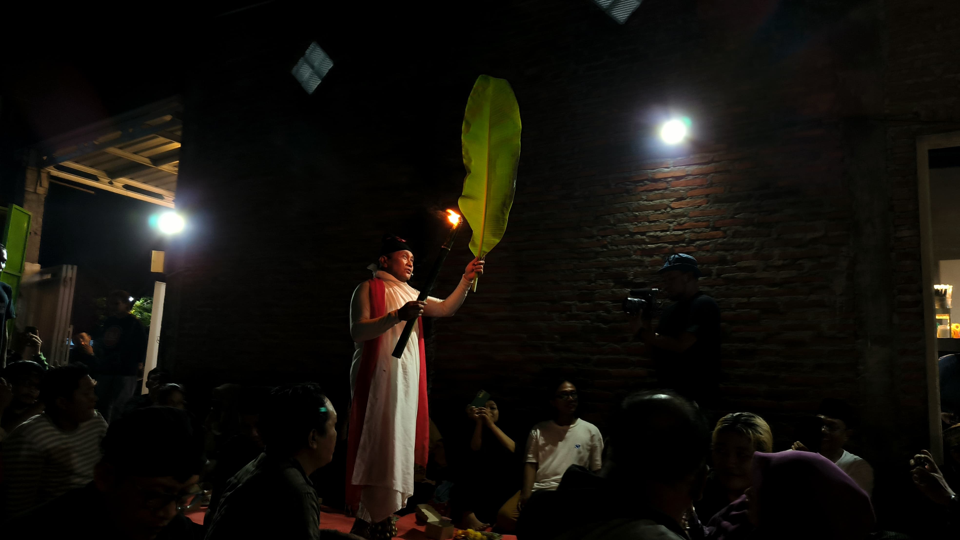 Pementasan Besutan yang diperankan Meimura (Meijono) di cafe Rabung Mojokrapak, Tembelang, Sabtu (18/4/2026)