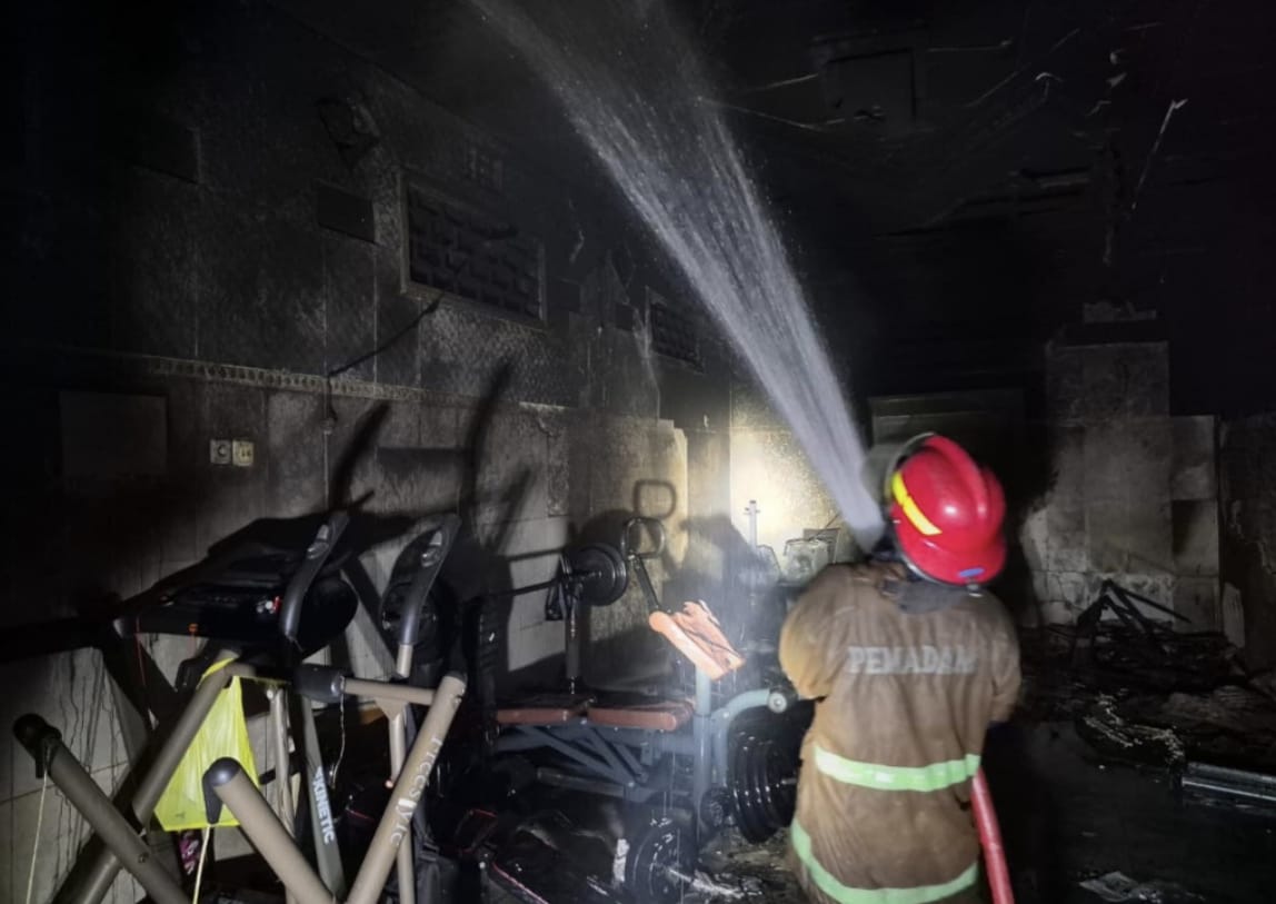 Petugas BPBD Jombang berjibaku memadamkan kobaran api yang melalap rumah dua lantai di Jl. Adityawarman No. 36, Kelurahan Kaliwungu, Kecamatan Jombang, Jumat (17/4/2026) malam. (Foto : dok BPBD)