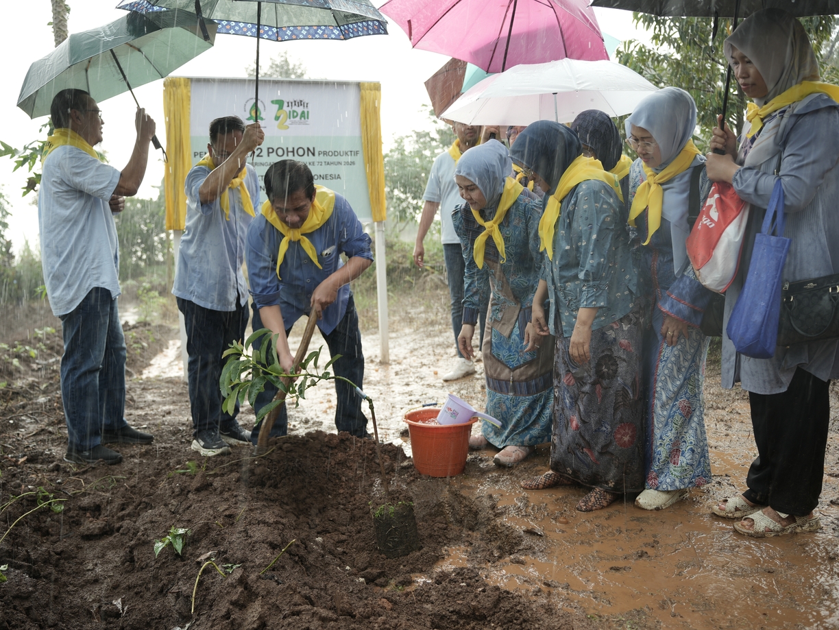 Semangat Tak Surut Meski Diguyur Hujan, IDAI dan PKK Jombang Tanam 72 Pohon Produktif di Wonosalam