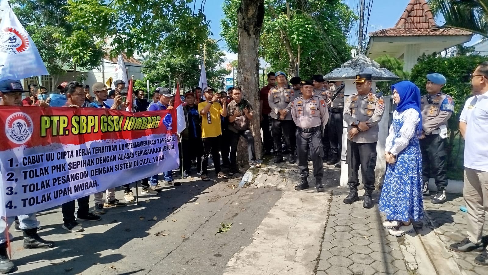 Buruh Kepung Kantor DPRD, Suarakan Isu PHK hingga Upah di Bawah Standar