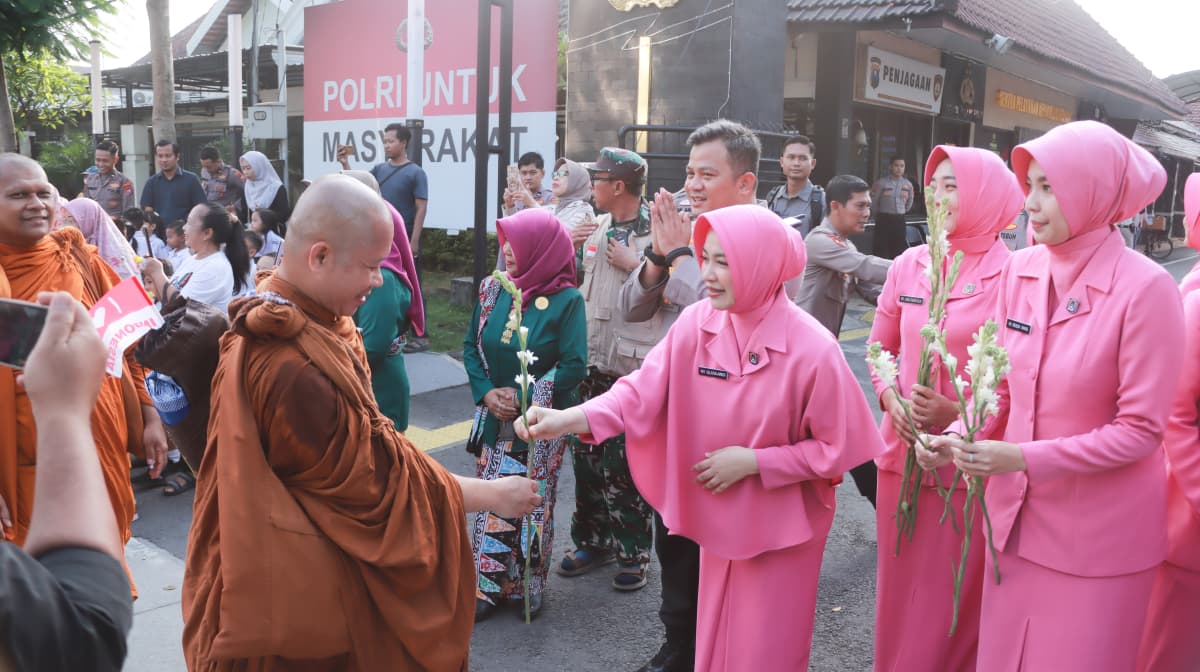 Kapolres Jombang Sambut ​Kedatangan Rombongan Biksu ‘Walk for Peace 2026’