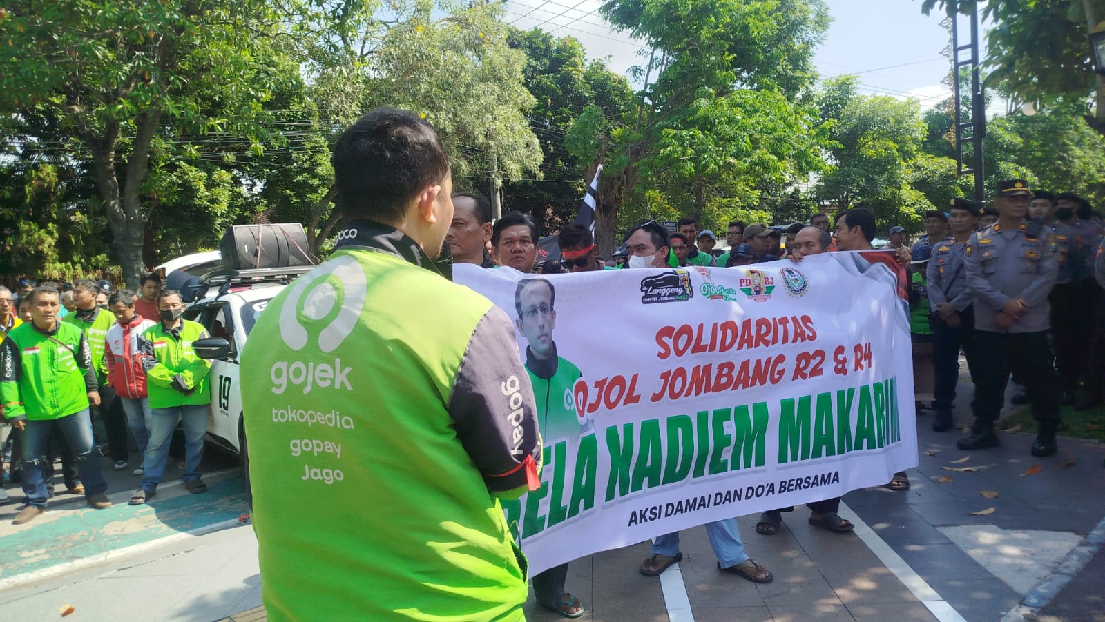 Ratusan Ojol di Jombang Demo Minta Nadiem Makarim Dibebaskan
