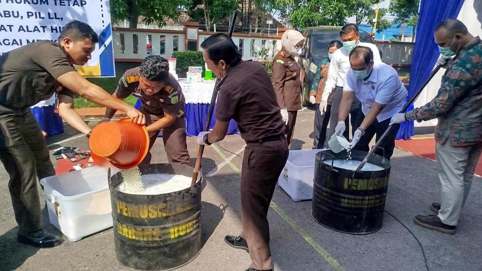 ​Kejari Jombang Musnahkan Puluhan Kilo Ganja dan Ratusan Ribu Pil Koplo