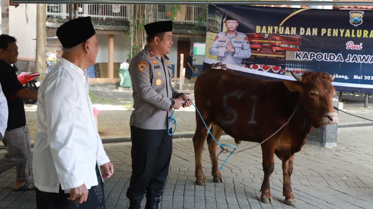 Kapolda Jatim Salurkan Sapi Kurban ke Tebuireng dan Hafidzul Musthofah Jombang