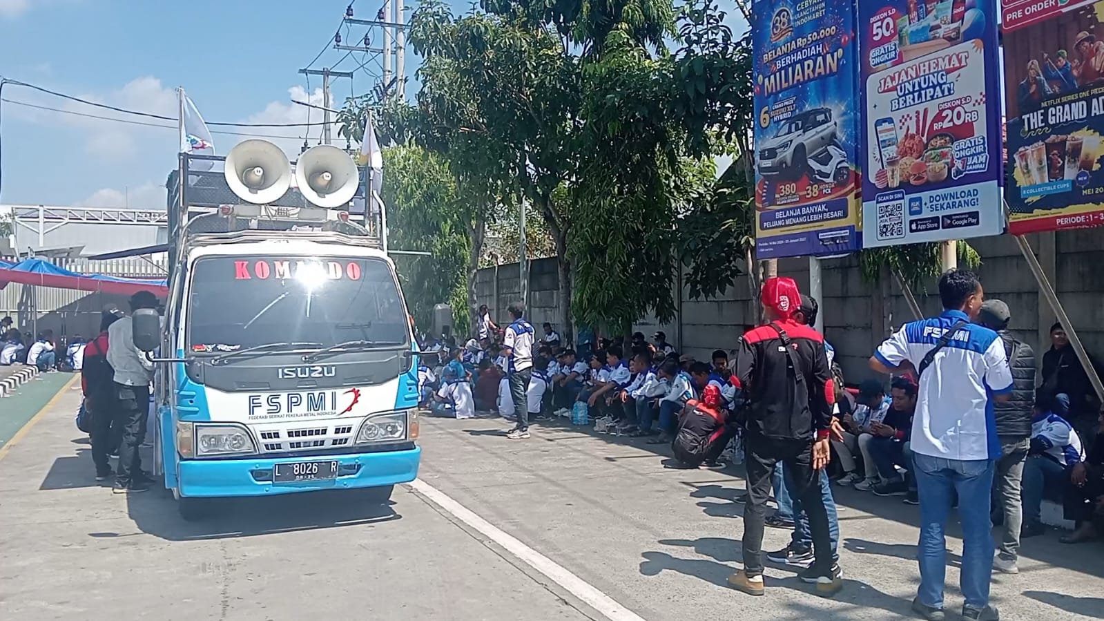 Tuntut Upah Lembur, Ratusan Buruh FSPMI Duduki Depan Gudang PT Indomarco Jombang
