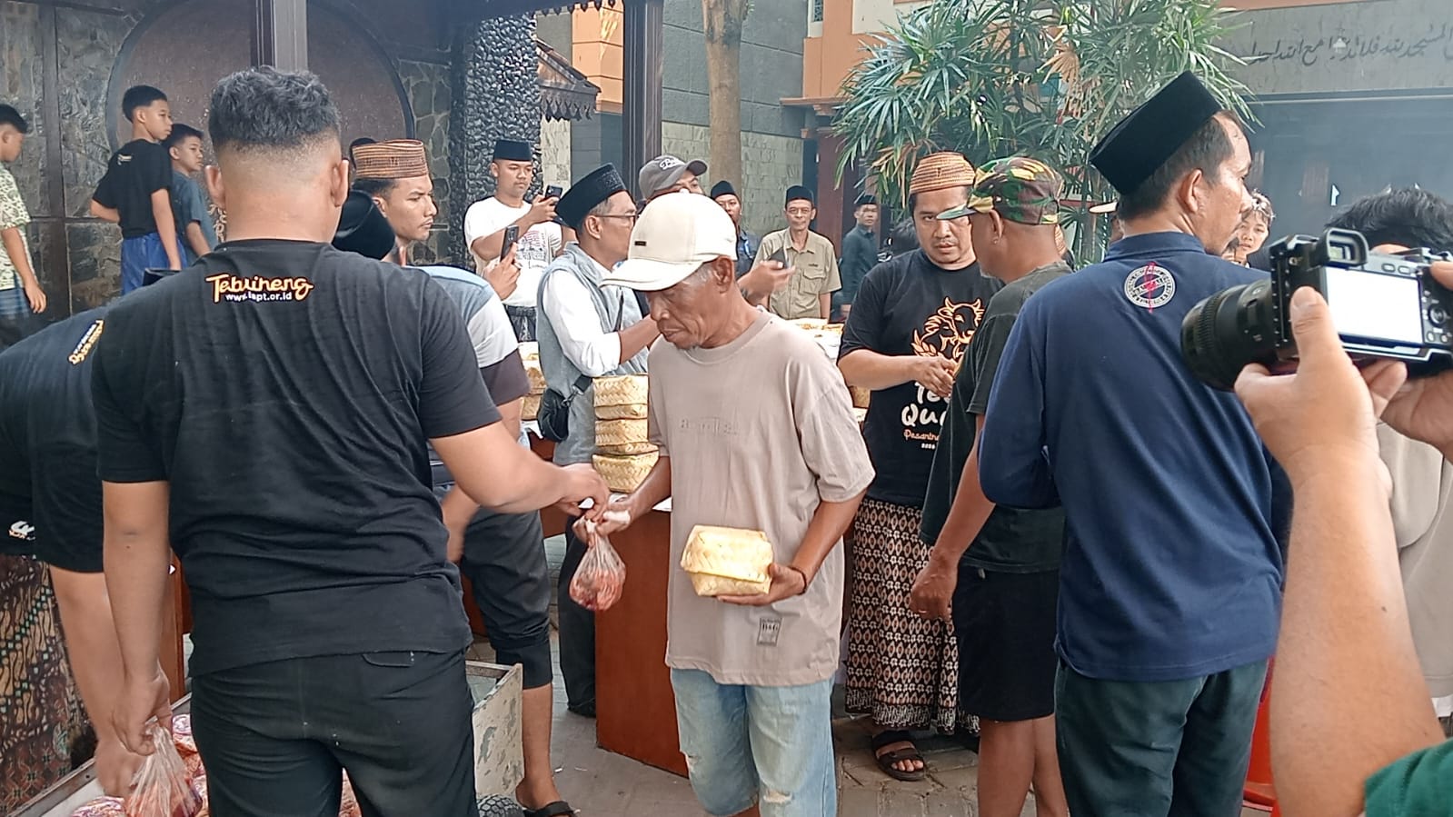 Ponpes Tebuireng Gunakan Wadah Alami untuk Bagikan Daging Kurban