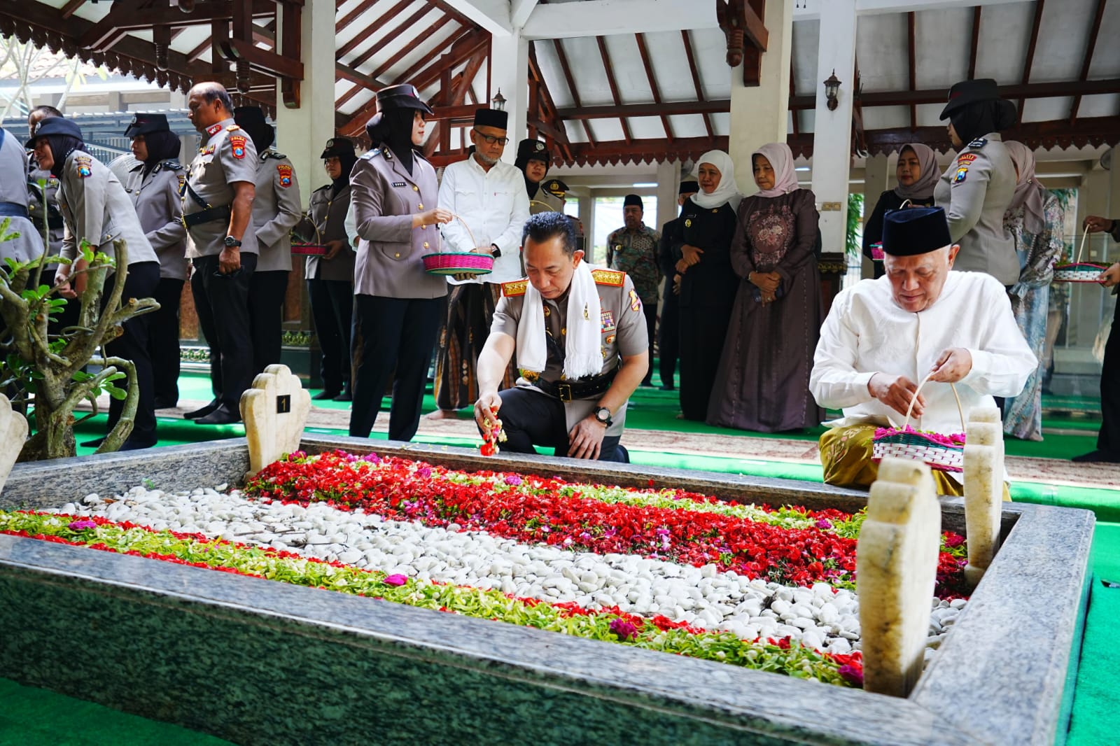 Sambut Hari Bhayangkara ke-80, Jenderal Listyo Sigit Ziarah ke Makam Gus Dur