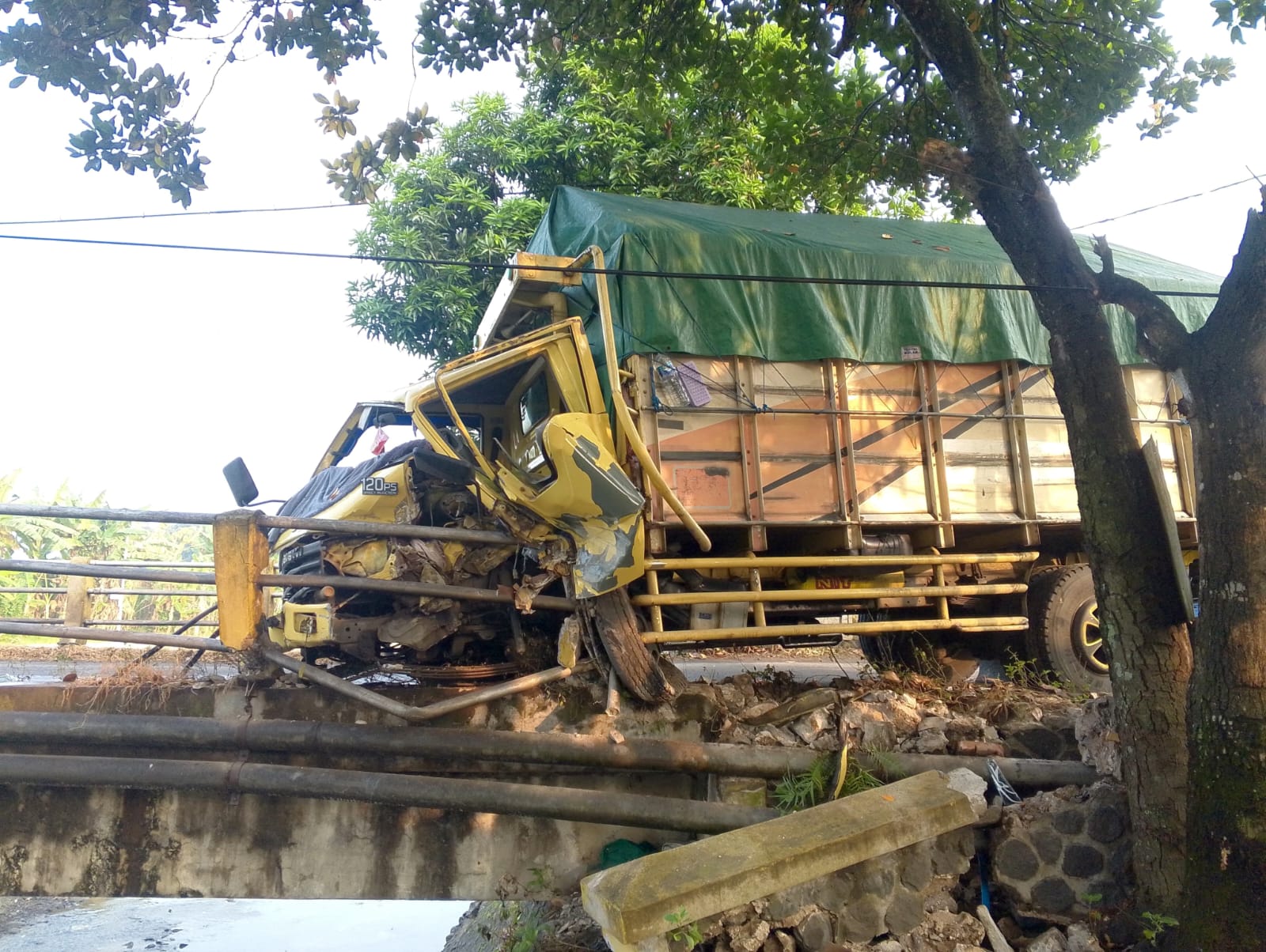 Hilang Kendali, Truk Bermuatan Pakan Ayam Alami Kecelakaan Tunggal di Jombang