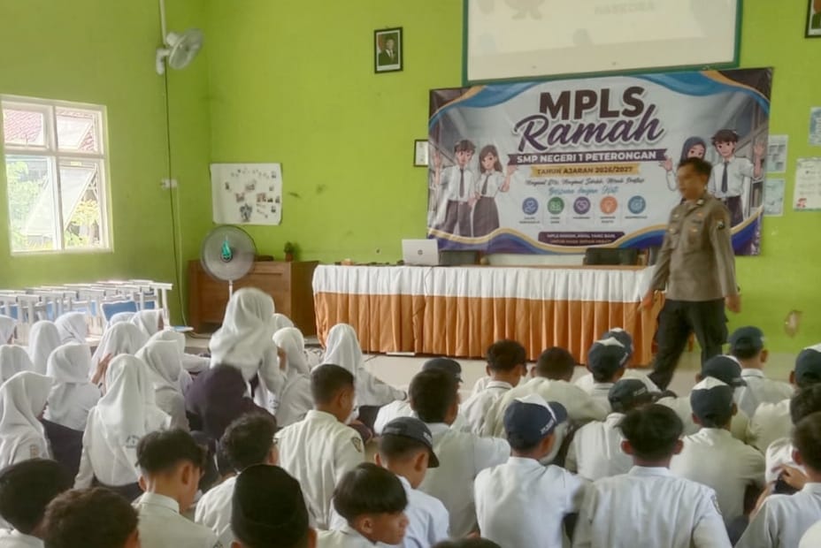 Kreatif! Polsek Peterongan Sosialisasikan Bahaya Narkoba Lewat Musik di MPLS SMPN 1