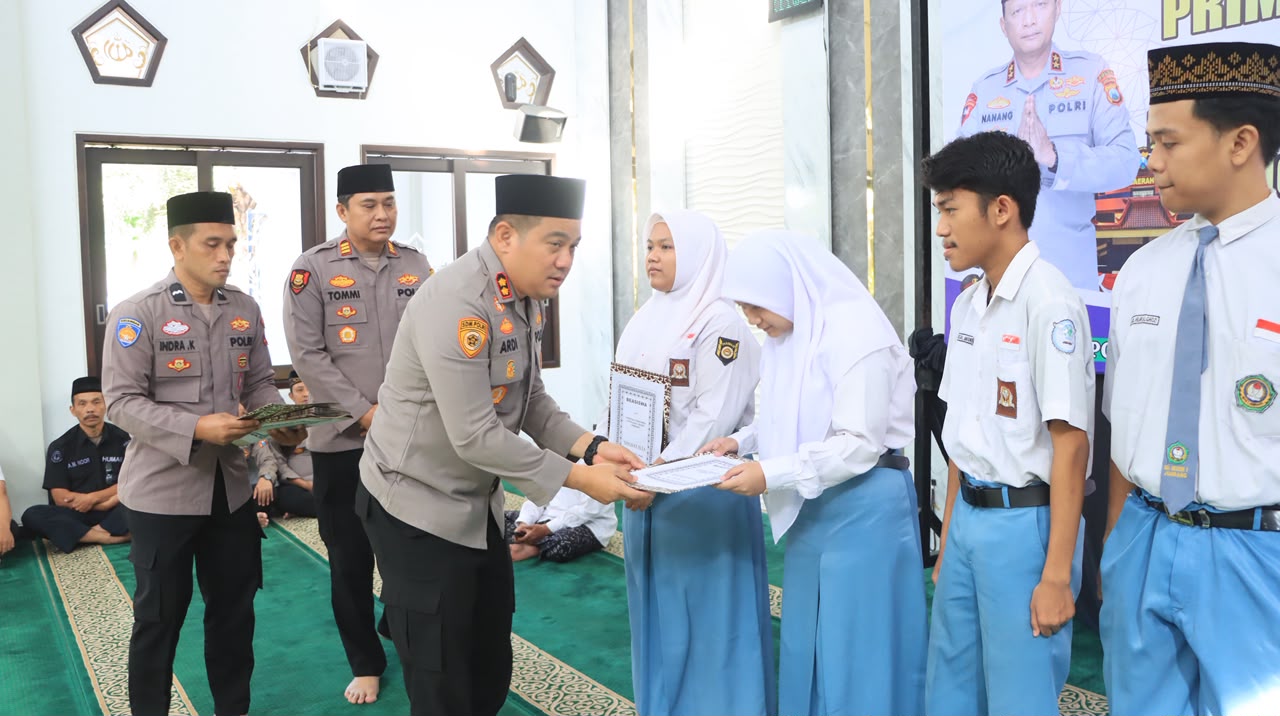Primkoppol dan Kapolres Jombang Beri Beasiswa bagi 29 Putra-Putri PNPP Berprestasi